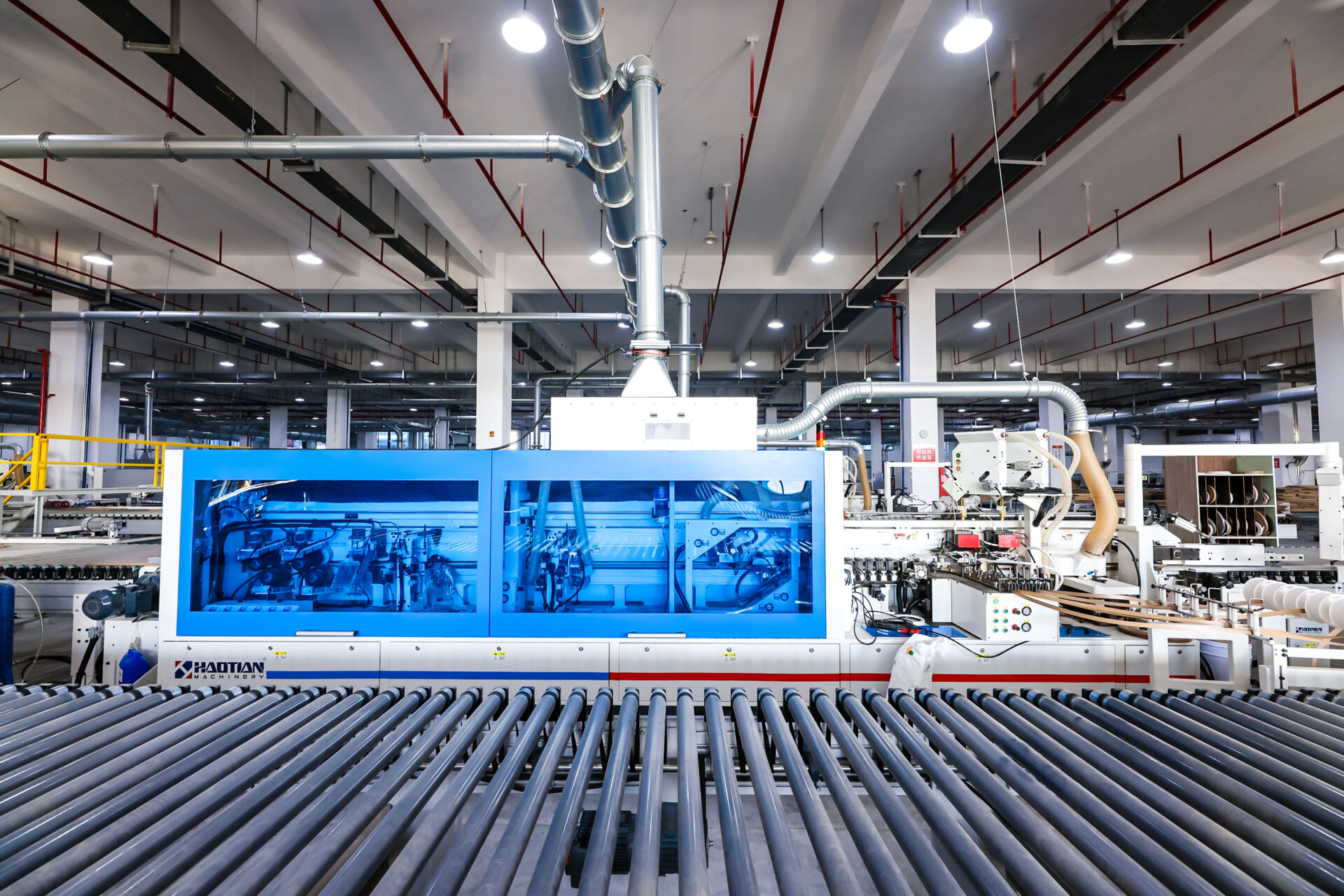 Máy cắt ván CNC trên dây chuyền