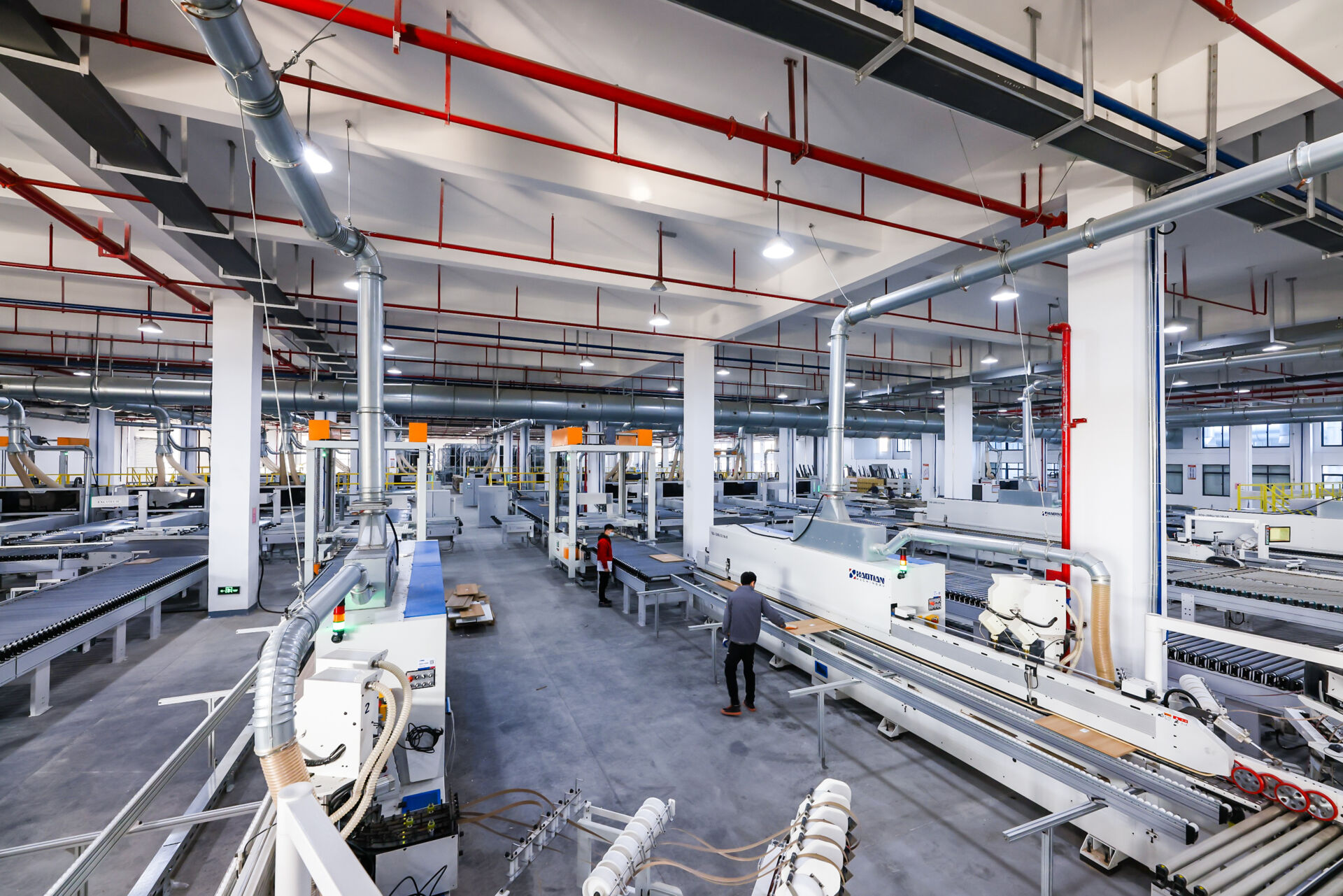 Dây chuyền sản xuất tại nhà máy GoldenHome