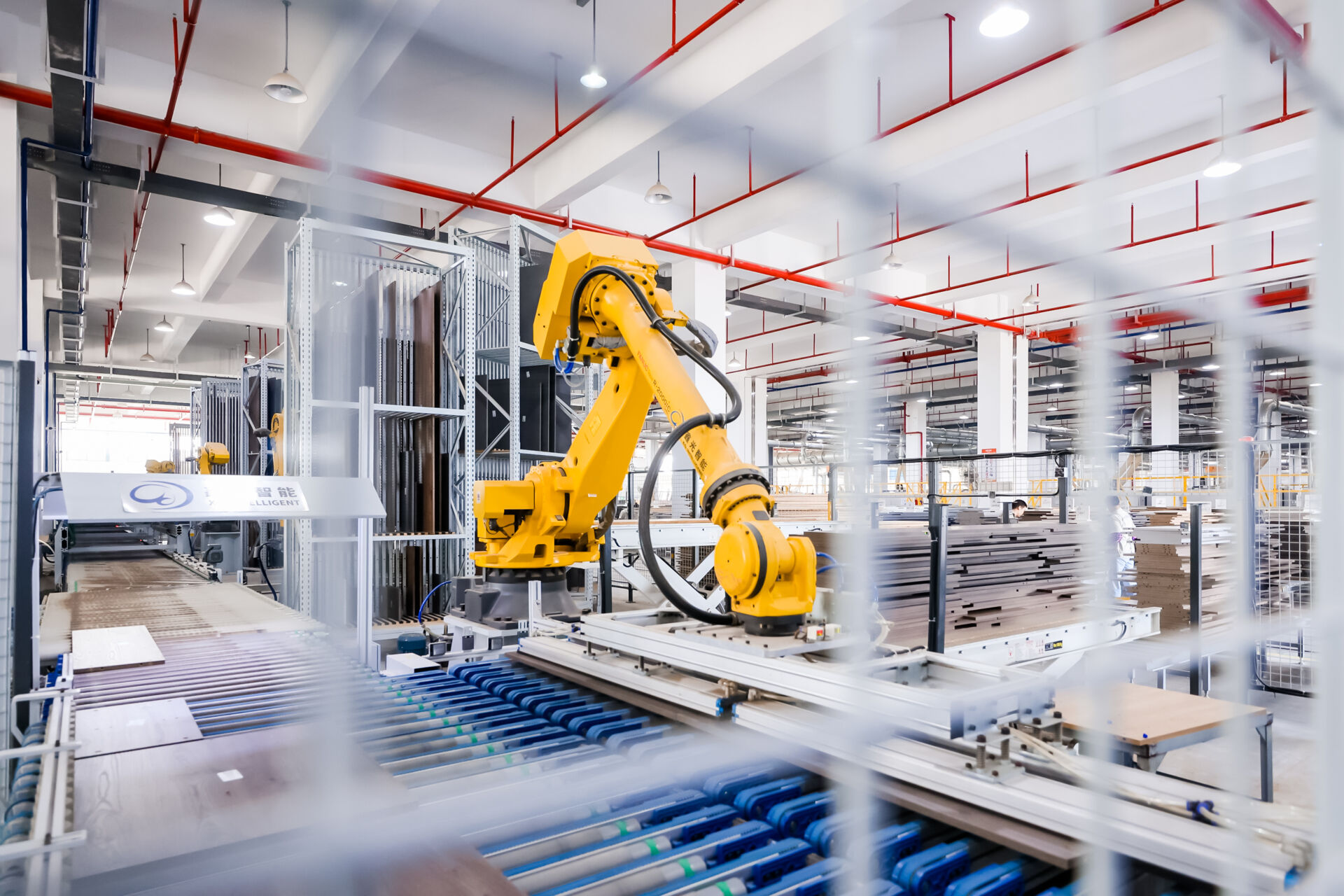 Cánh tay robot trên dây chuyền sản xuất tủ