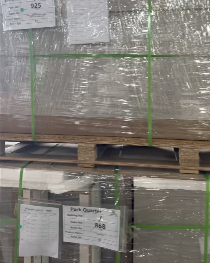 Kiện tủ đóng pallet, dán nhãn công trình, chờ xuất hàng